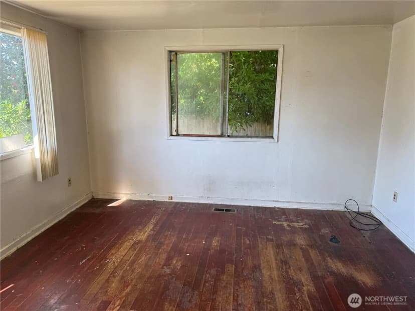 Property photo for 915 Greenleaf Avenue, Burlington photo 3