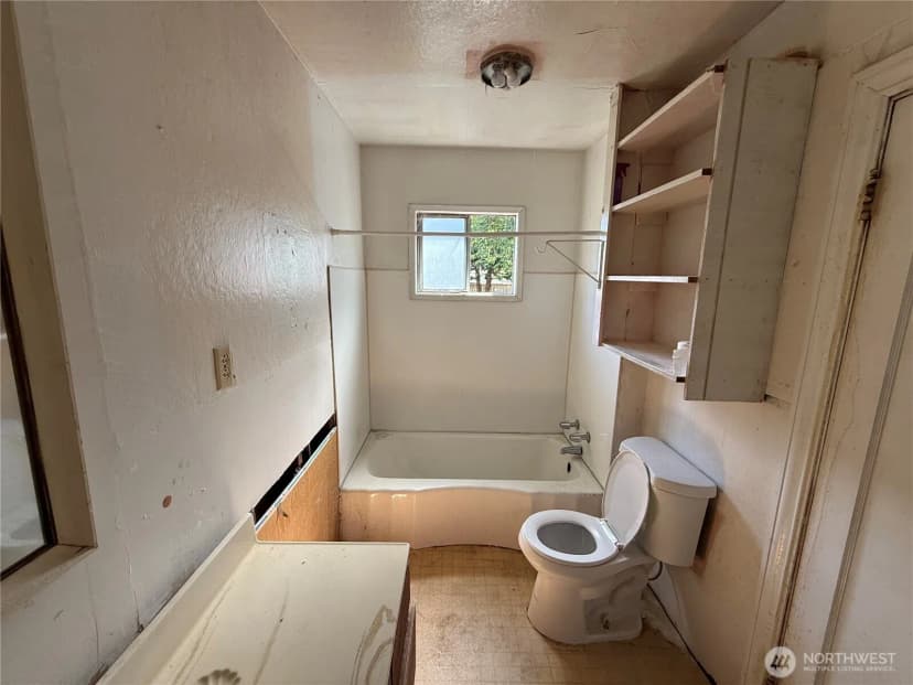 Property photo for 915 Greenleaf Avenue, Burlington photo 14
