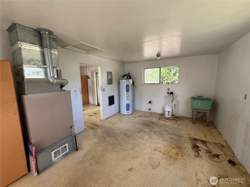 Property photo for 915 Greenleaf Avenue, Burlington photo 13