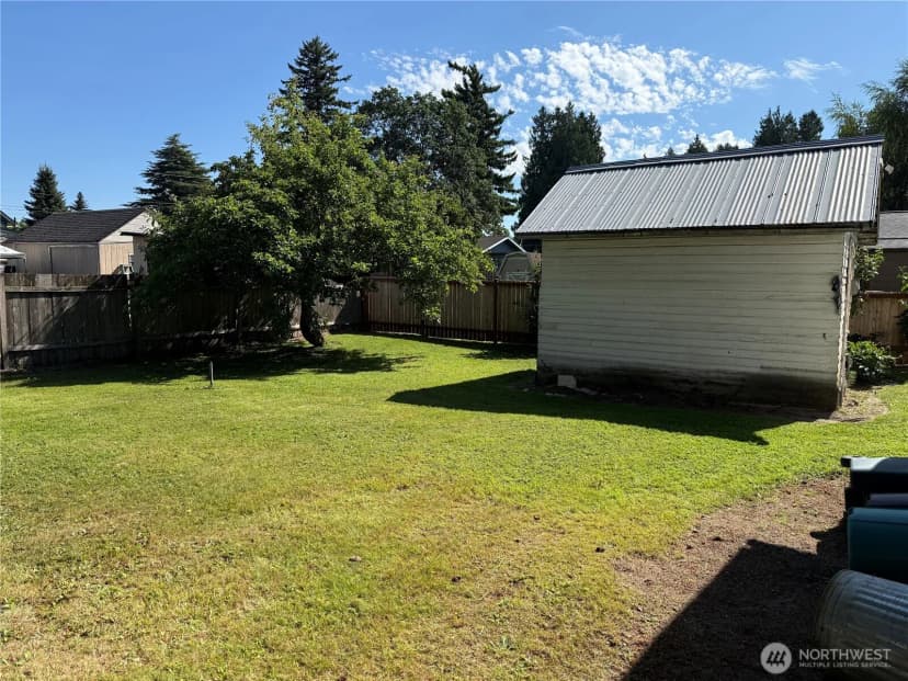 Property photo for 915 Greenleaf Avenue, Burlington photo 21