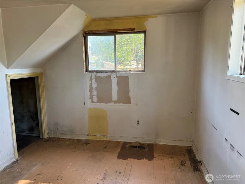 Property photo for 915 Greenleaf Avenue, Burlington photo 6
