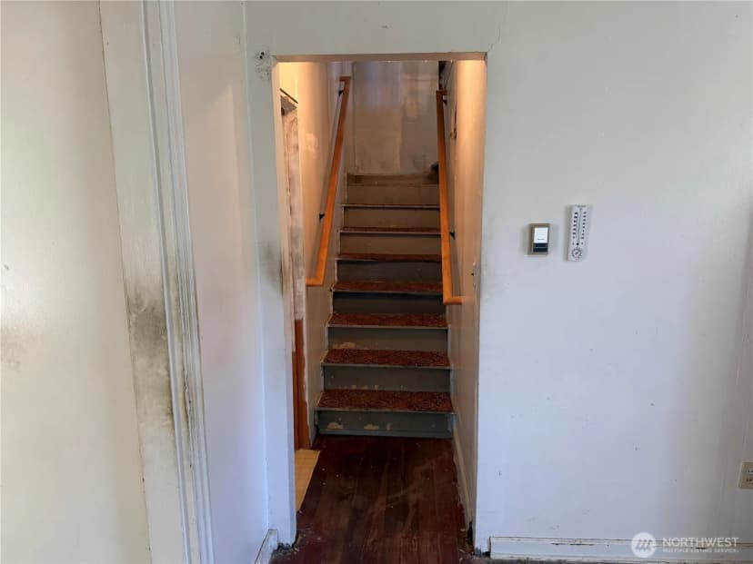 Property photo for 915 Greenleaf Avenue, Burlington photo 16