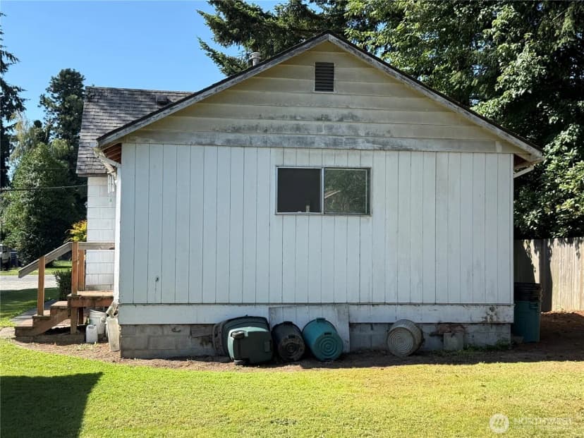 Property photo for 915 Greenleaf Avenue, Burlington photo 23