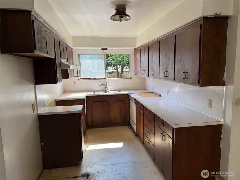 Property photo for 915 Greenleaf Avenue, Burlington photo 8