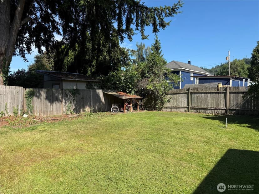 Property photo for 915 Greenleaf Avenue, Burlington photo 20