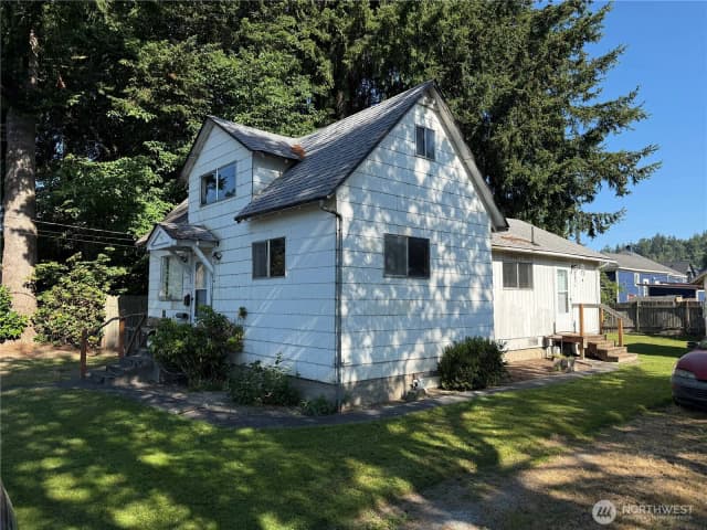 Property photo for 915 Greenleaf Avenue, Burlington photo 2