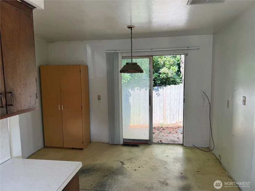 Property photo for 915 Greenleaf Avenue, Burlington photo 10