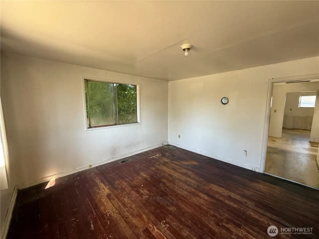Property photo for 915 Greenleaf Avenue, Burlington photo 4