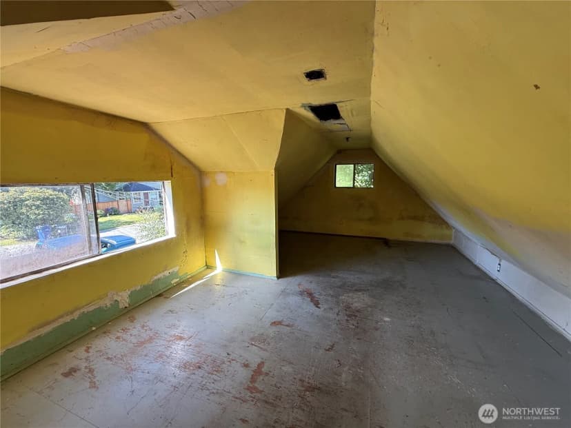 Property photo for 915 Greenleaf Avenue, Burlington photo 18