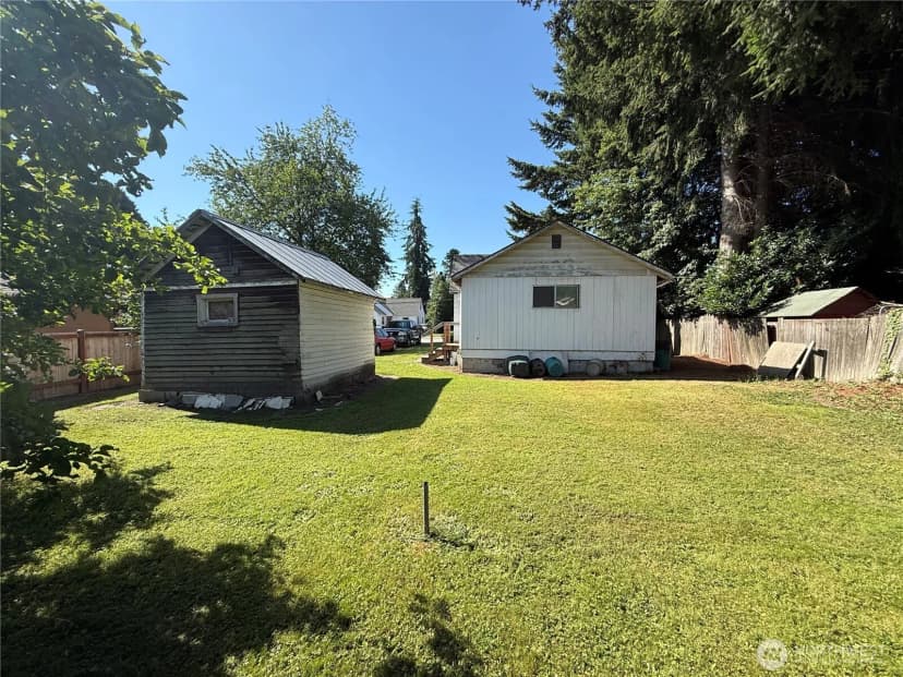 Property photo for 915 Greenleaf Avenue, Burlington photo 22