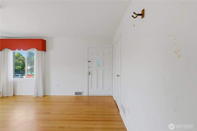 Property photo for 8643 Yakima Avenue S, Tacoma photo 6