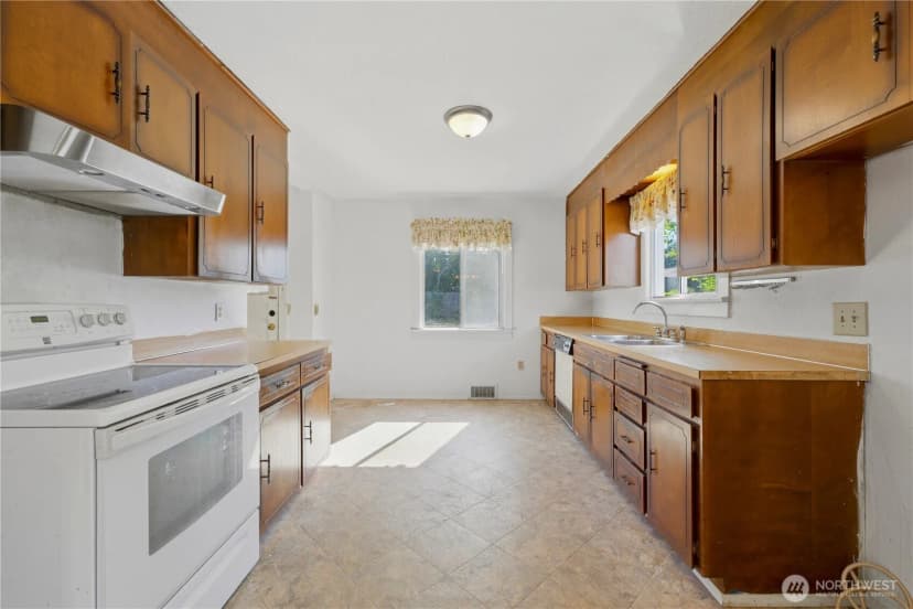 Property photo for 8643 Yakima Avenue S, Tacoma photo 12