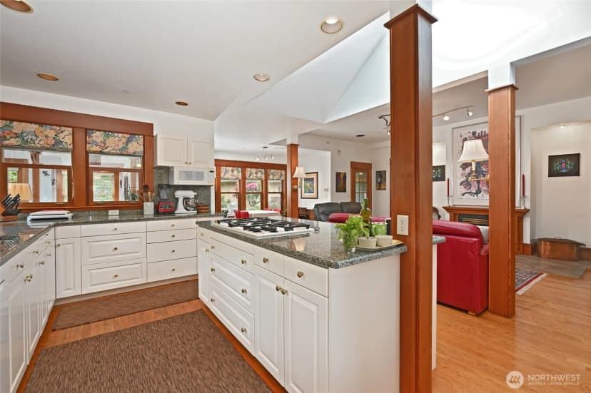 Property photo for 10425 E Riverside Drive, Bothell photo 11