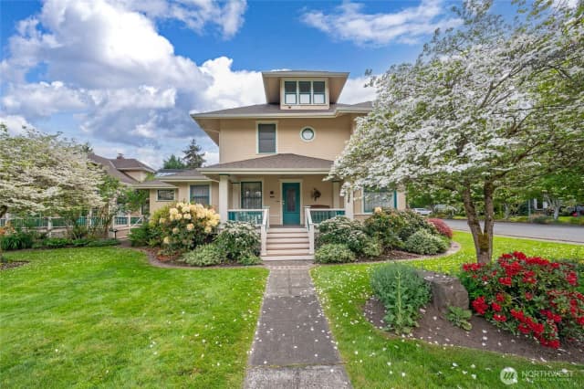 Property photo for 10425 E Riverside Drive, Bothell photo 2