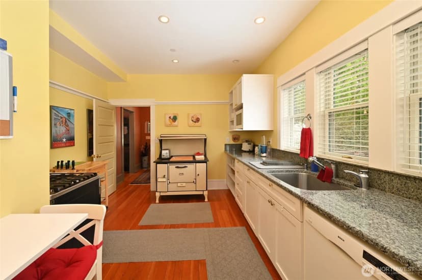 Property photo for 10425 E Riverside Drive, Bothell photo 26