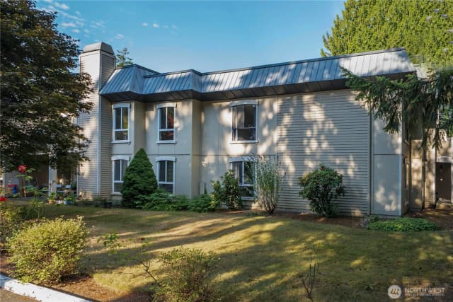 Property photo for 10221 Ne 16th Street #h7, Bellevue photo 2