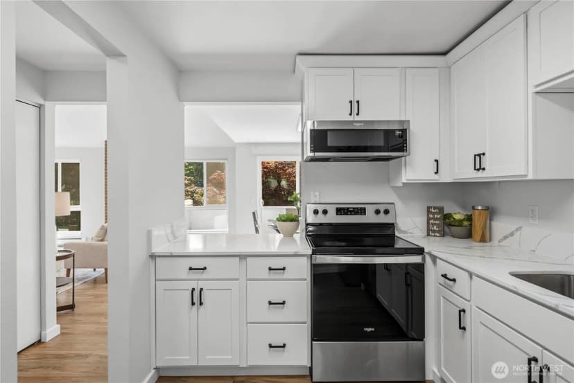 Property photo for 10221 Ne 16th Street #h7, Bellevue photo 24