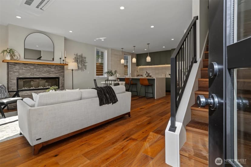 Property photo for 2414 Queen Anne Avenue N, Seattle photo 4