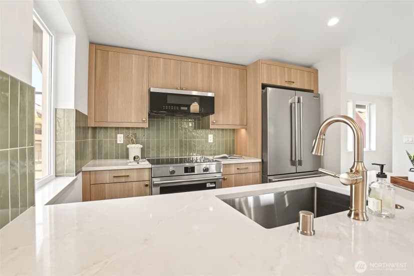 Property photo for 2412 Queen Anne Avenue N, Seattle photo 10