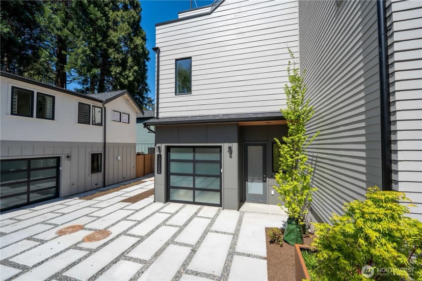 Property photo for 13540 39th Avenue Ne #b, Seattle photo 2