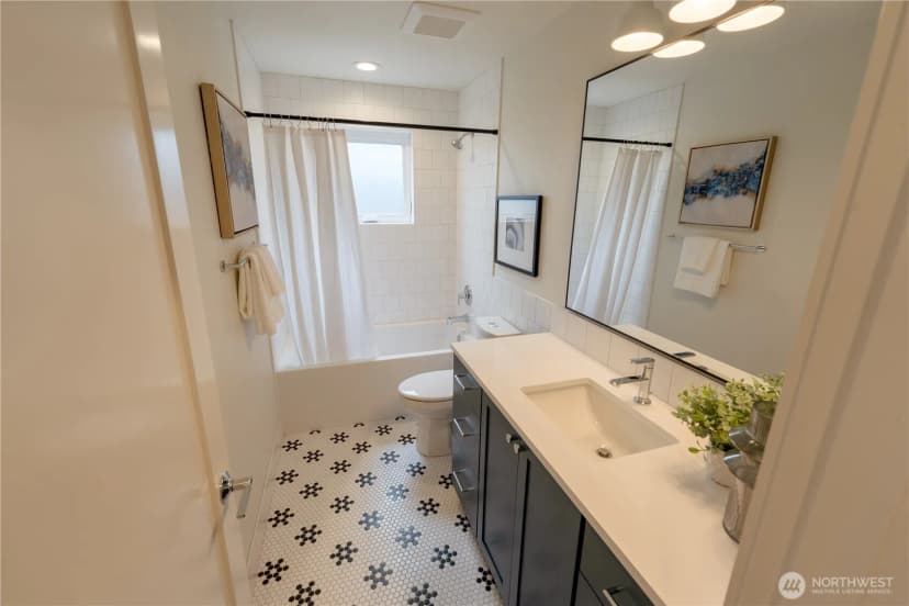 Property photo for 13540 39th Avenue Ne #b, Seattle photo 5