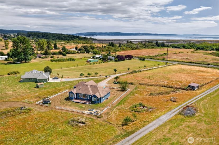 Property photo for 130 W Crescent Harbor Road, Oak Harbor photo 32