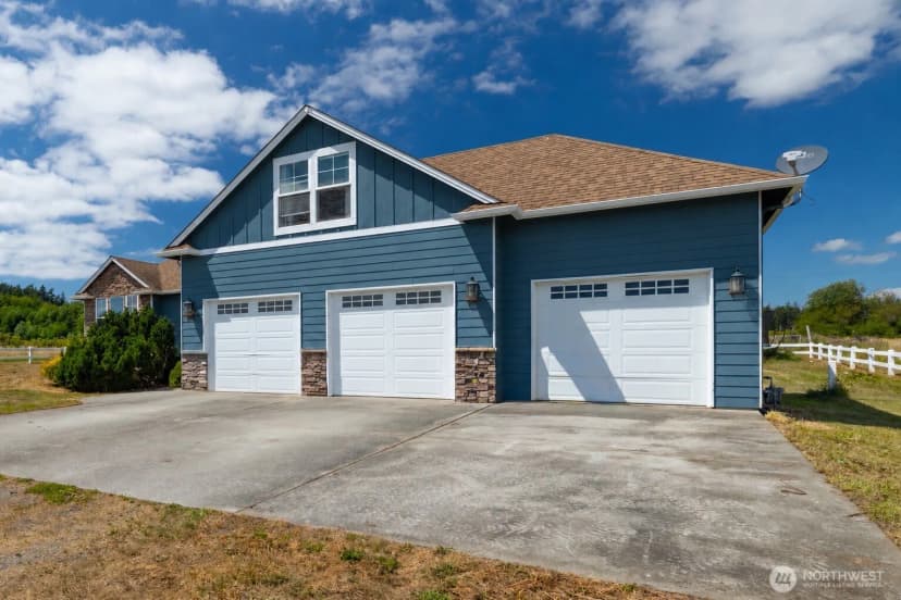Property photo for 130 W Crescent Harbor Road, Oak Harbor photo 3