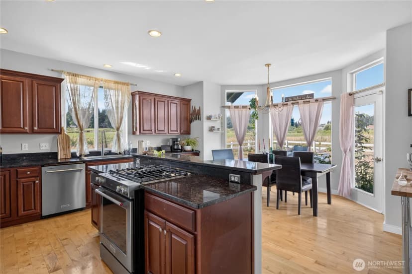 Property photo for 130 W Crescent Harbor Road, Oak Harbor photo 11