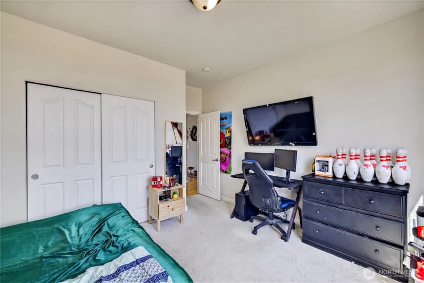 Property photo for 130 W Crescent Harbor Road, Oak Harbor photo 9