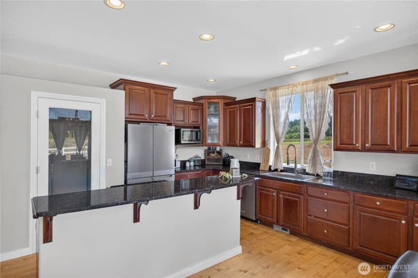 Property photo for 130 W Crescent Harbor Road, Oak Harbor photo 16