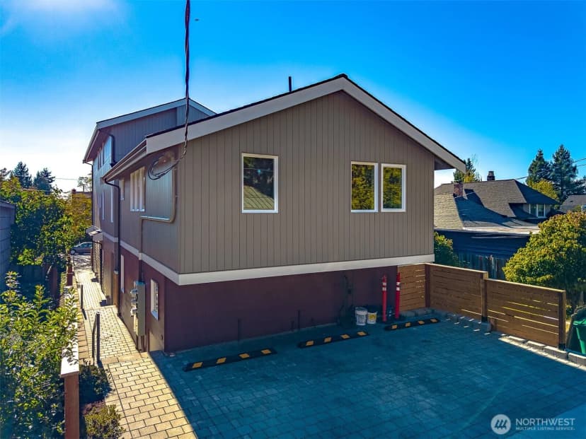 Property photo for 2414 B Queen Anne Avenue N, Seattle photo 25
