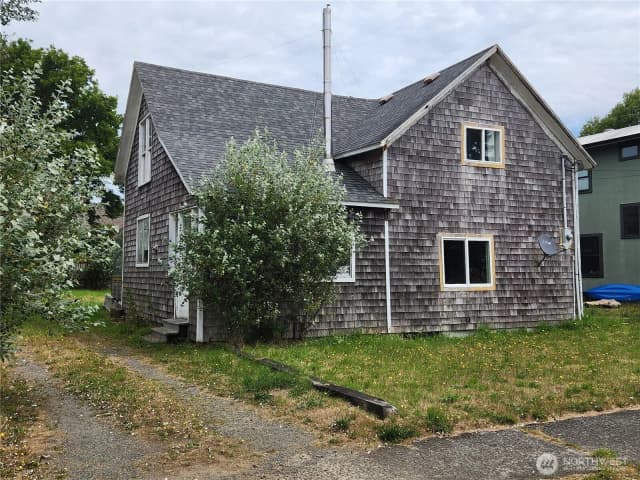 Property photo for 610 Lake Street Se, Ilwaco