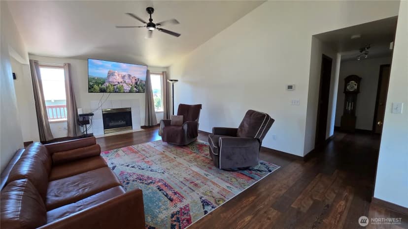 Property photo for 128 Berggren Road N, Eatonville photo 4