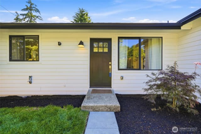 Property photo for 5946 18th Avenue Sw #1, Seattle photo 2