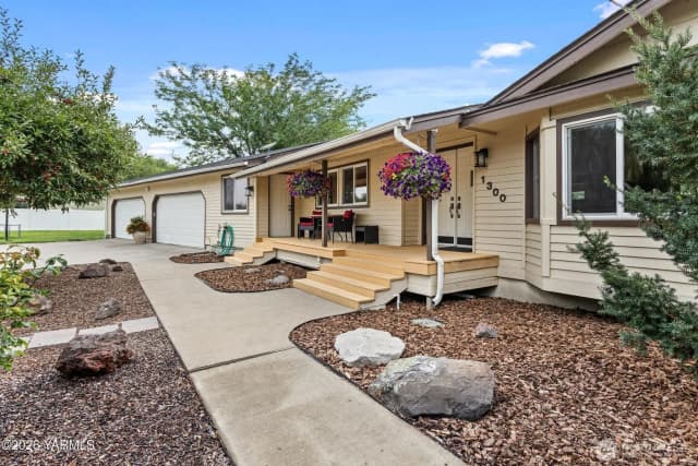 Property photo for 1300 Meadowlark Lane, Zillah