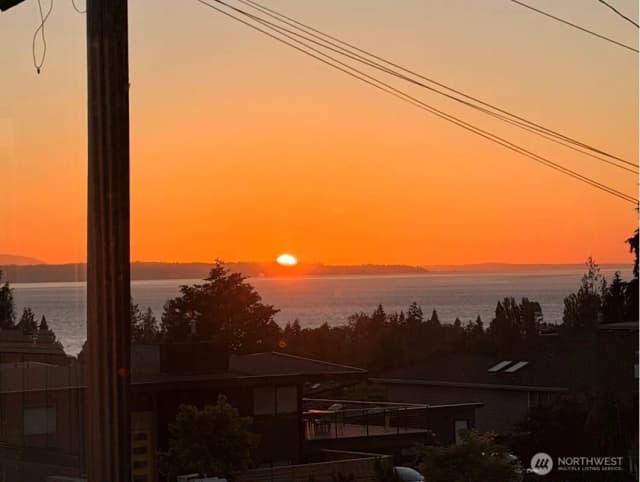Property photo for 1010 Daley Street, Edmonds photo 2