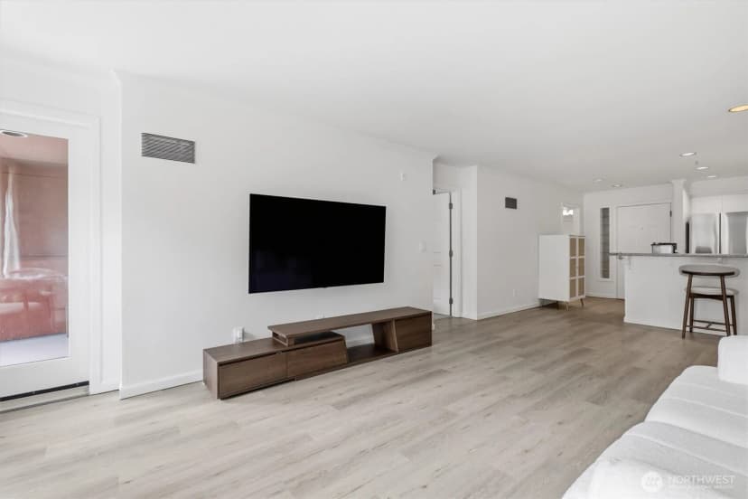 Property photo for 1417 Queen Anne Avenue N #303, Seattle photo 12