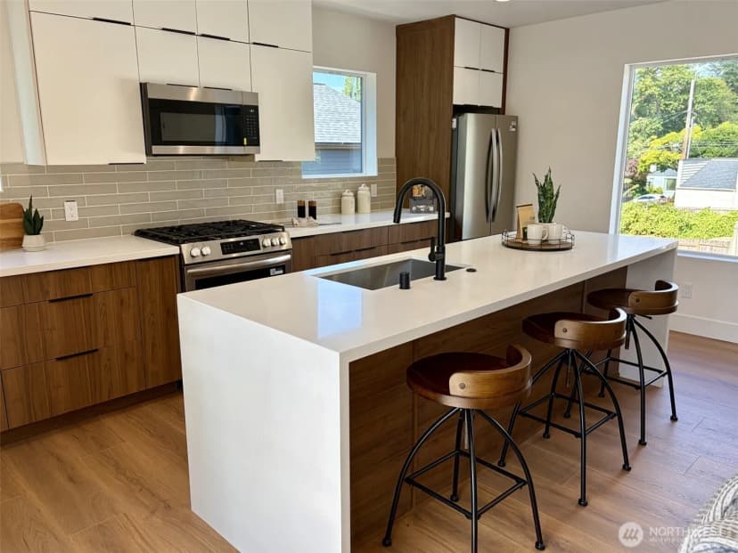 Property photo for 9215 B 12th Avenue Ne, Seattle photo 6