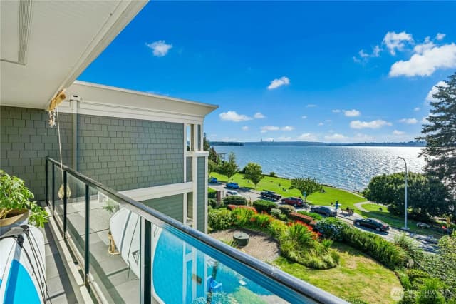 Property photo for 6620 Lake Washington Boulevard Ne #303, Kirkland photo 3