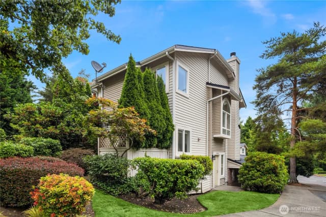 Property photo for 12440 Ne 7th Place, Bellevue photo 2
