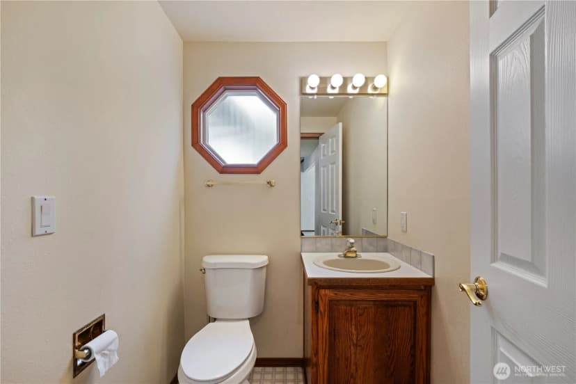 Property photo for 544 Sw Muzzall Street, Oak Harbor photo 16