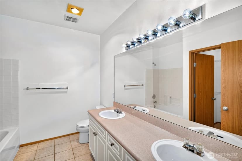 Property photo for 10825 Se 200th Street #f204, Kent photo 14