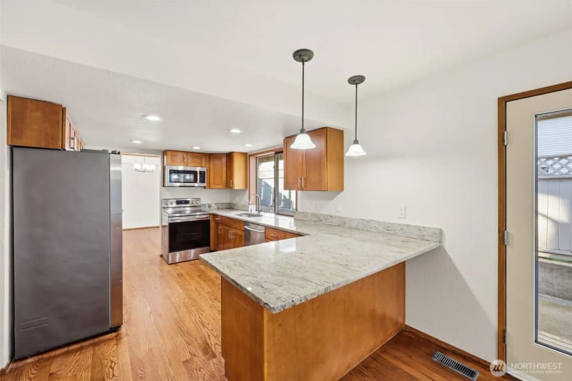 Property photo for 15931 22nd Avenue Sw, Burien photo 8