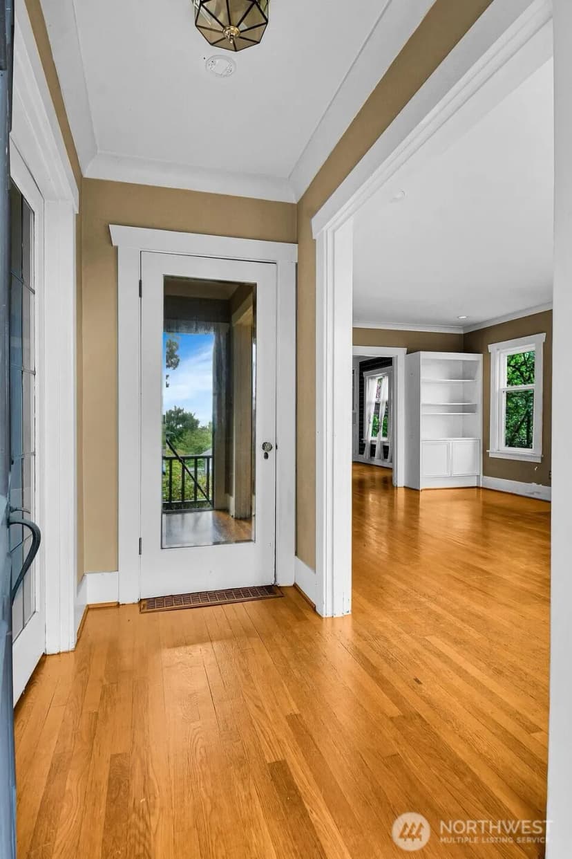 Property photo for 910 11th Avenue E, Seattle photo 12