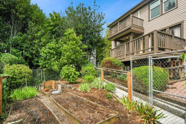 Property photo for 910 11th Avenue E, Seattle photo 3