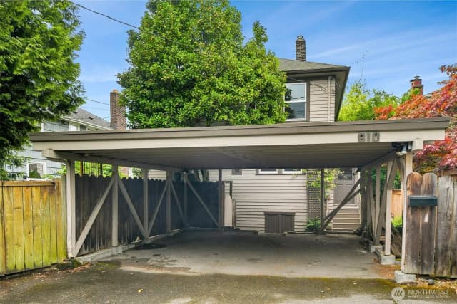 Property photo for 910 11th Avenue E, Seattle photo 2