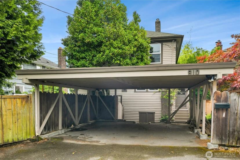 Property photo for 910 11th Avenue E, Seattle photo 2