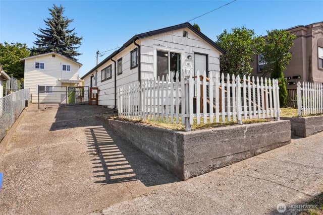 Property photo for 807 Columbia Street, Kelso