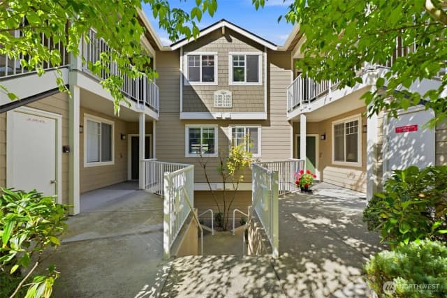 Property photo for 3500 E Lake Sammamish Parkway Se #3-103, Sammamish photo 4