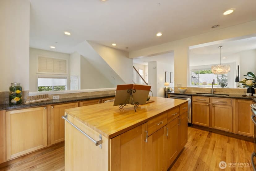 Property photo for 71 Sunset Court Nw, Issaquah photo 9